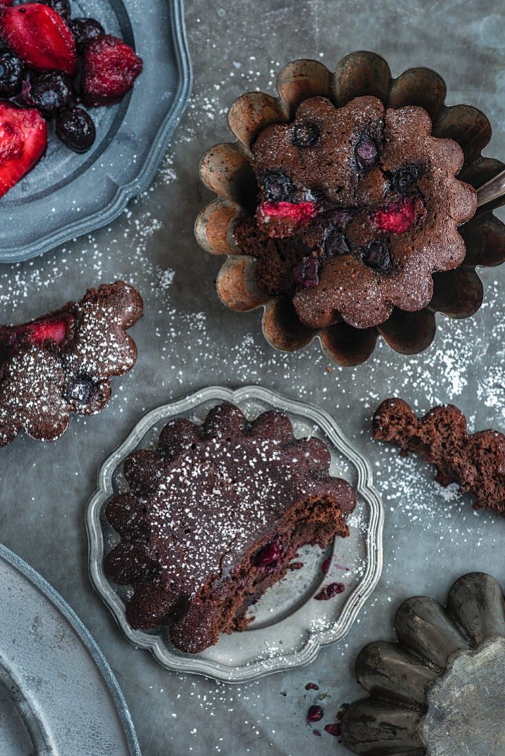 Glutenfreie schwarze Bohnenküchlein mit roten Beeren