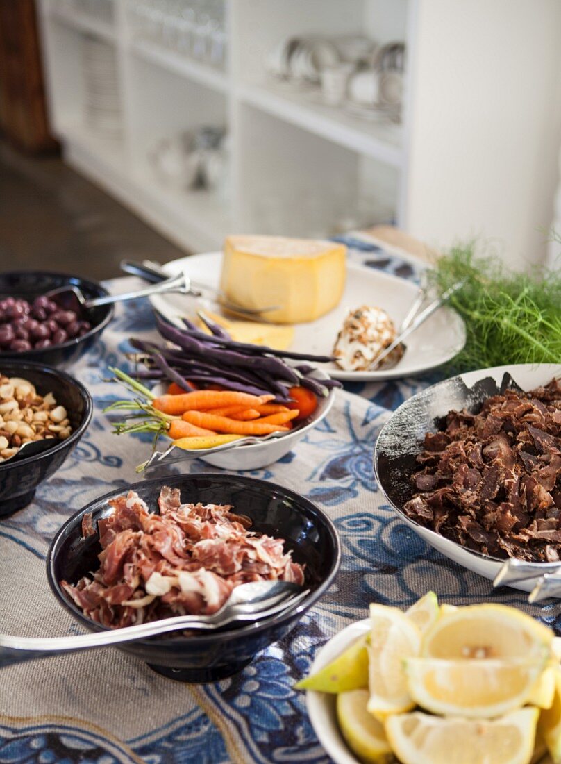 Brunch mit Fleischgerichten, Gemüse und Käse