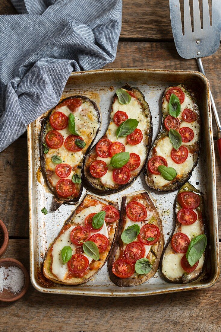 Oven-roasted aubergines with mozzarella, tomatoes and basil