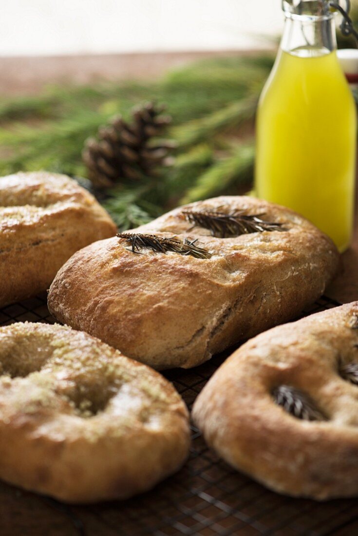 Rustikales Brot mit Pinienkernen und Rosmarin