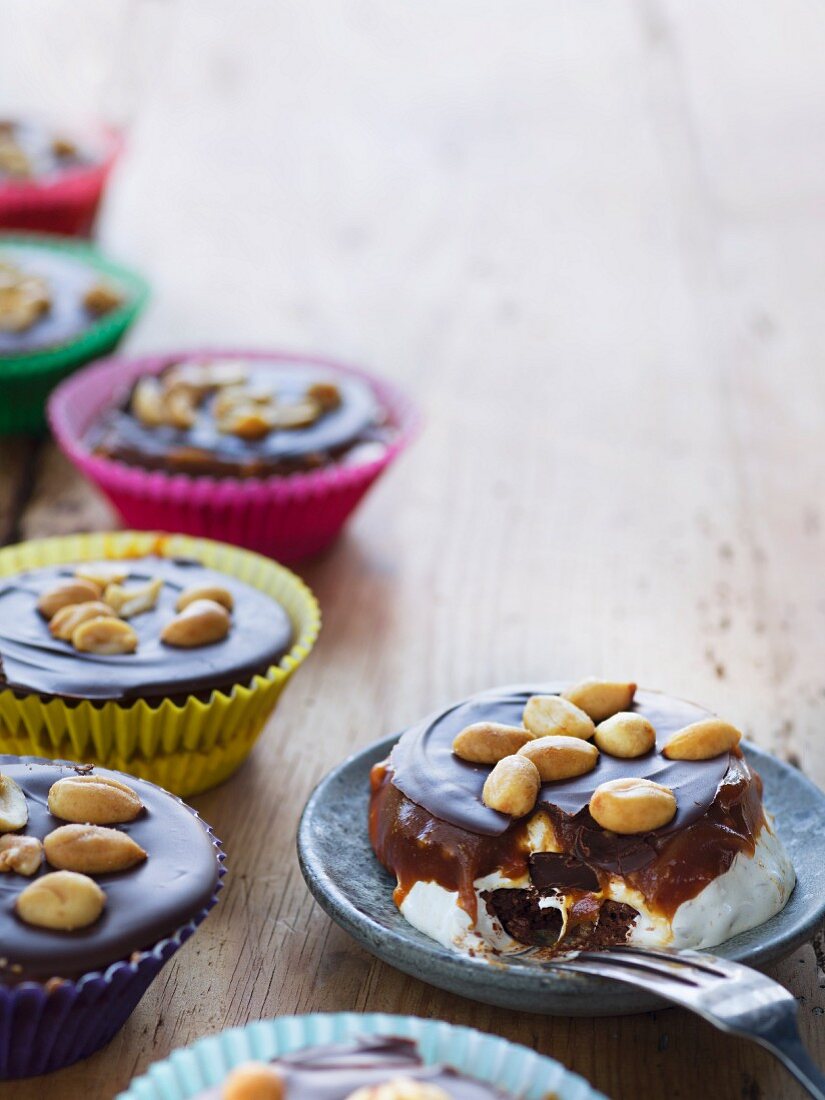 Caramel and chocolate tartlets with peanuts
