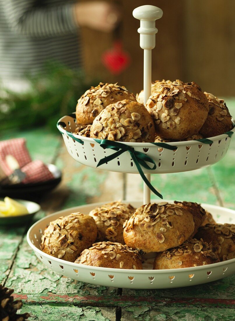 Muffins mit Nüssen und Rosinen auf Etagere (weihnachtlich)