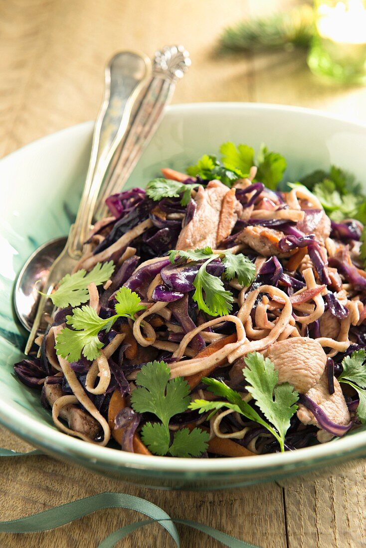 Gebratene Nudeln mit Hähnchen, Rotkohl, Süsskartoffeln und Koriandergrün