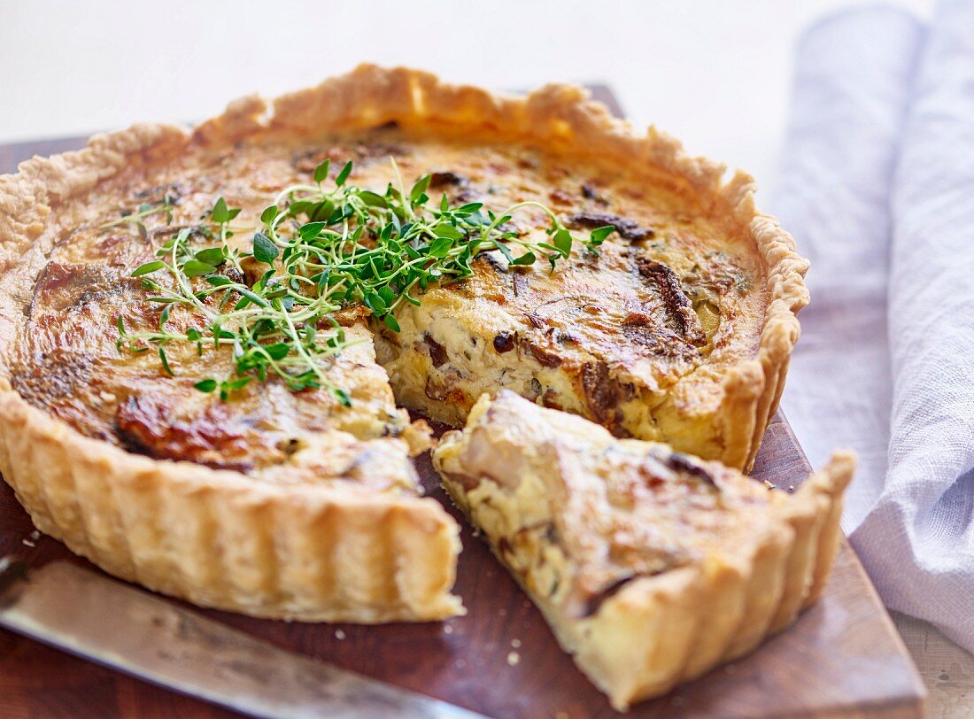 Quiche mit Kohl und Thymian, angeschnitten