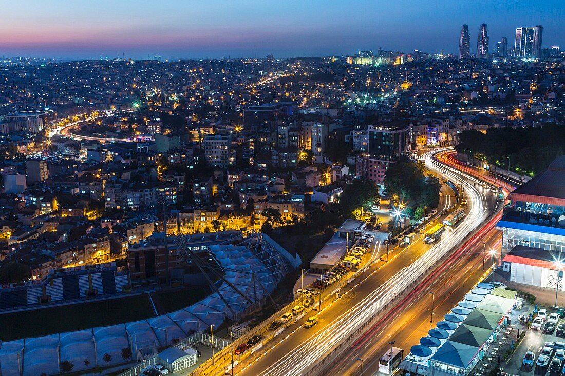 Blick auf die Stadt bei Nacht, Istanbul, Türkei