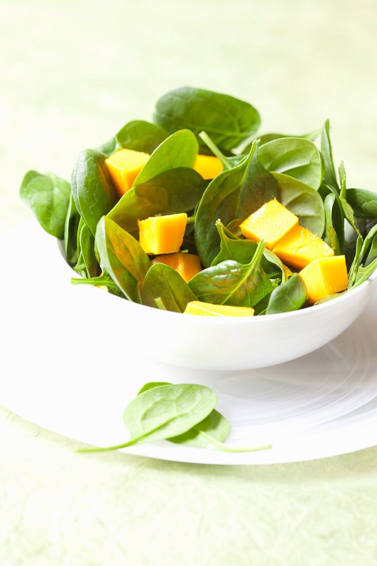Spinach salad with mango