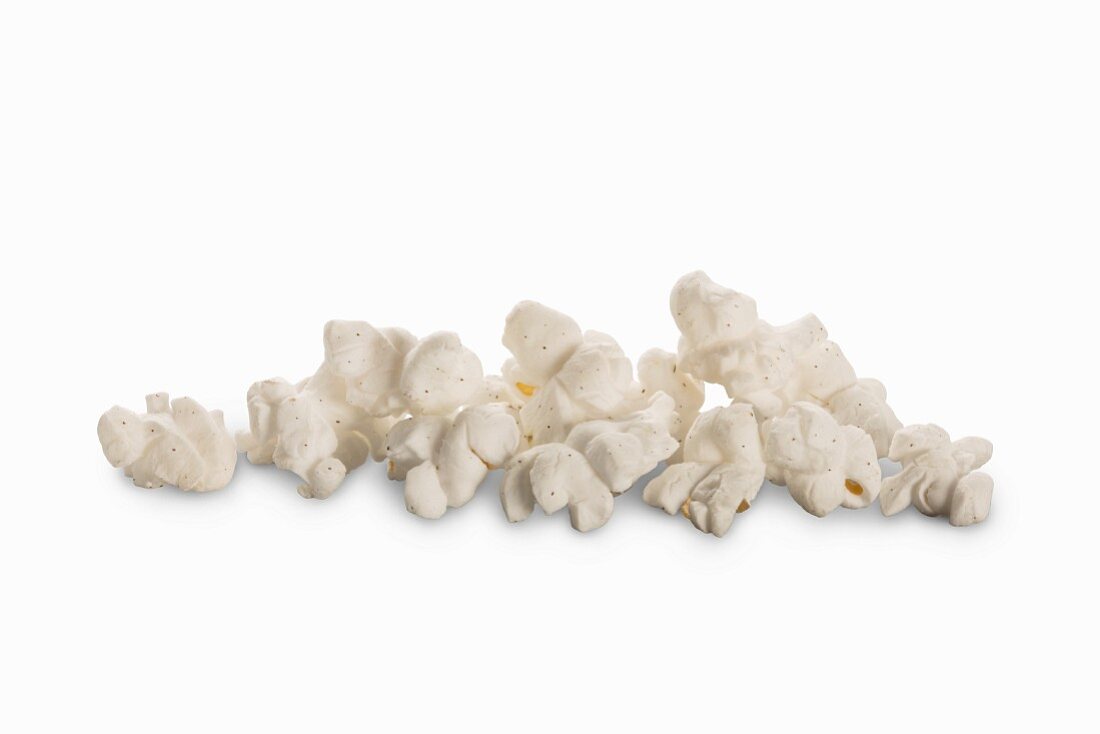 Salziges Popcorn vor weißem Hintergrund