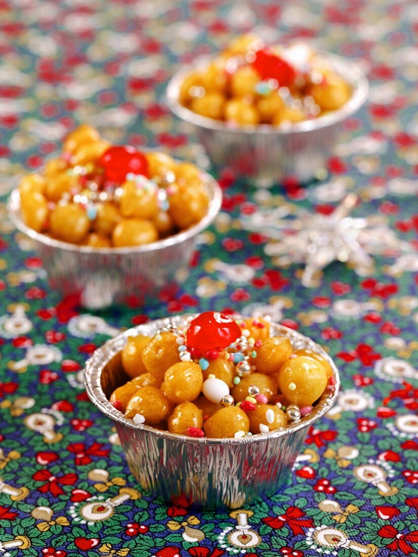 Struffoli di Natale (Christmas sweets from Naples, Italy)