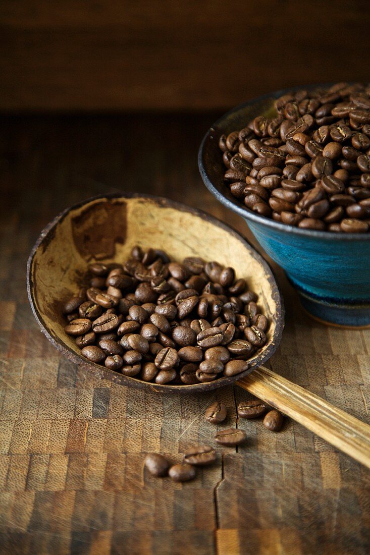 Bio-Kaffeebohnen in einem rustikalen Löffel