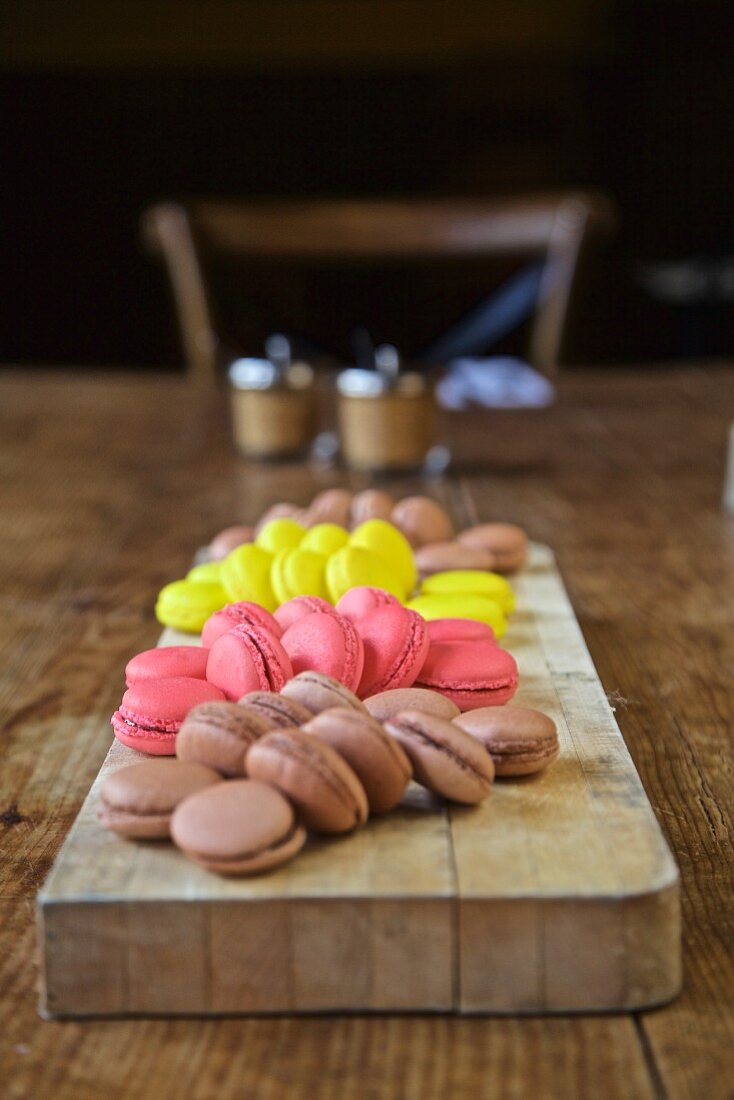 Macarons auf rustikalem Holztisch
