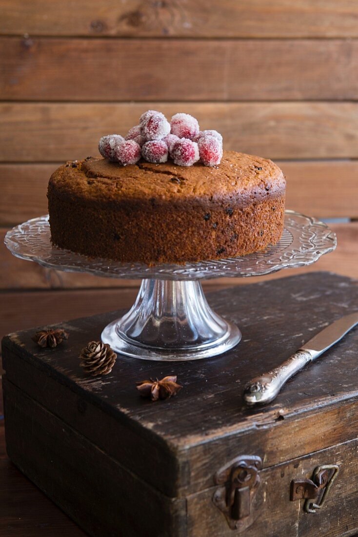 Cranberrykuchen auf Kuchenständer