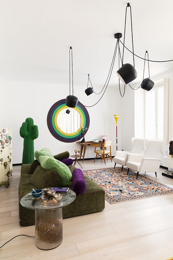 Wohnzimmer mit surrealistischen Designerstücken