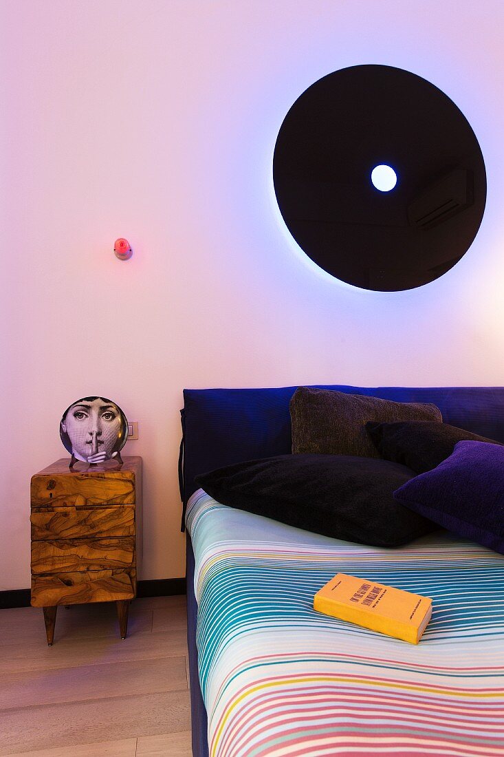 Schlafzimmer mit surrealistischen Designerstücken