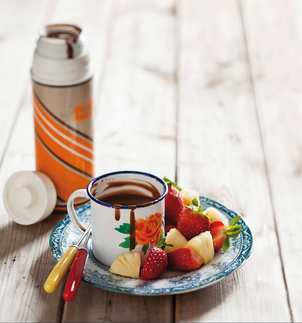 Zerkleinerte Ananas und Erdbeeren mit Schokodip