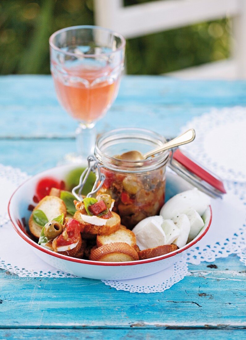 Bruschetta mit Caponata und Mozzarella