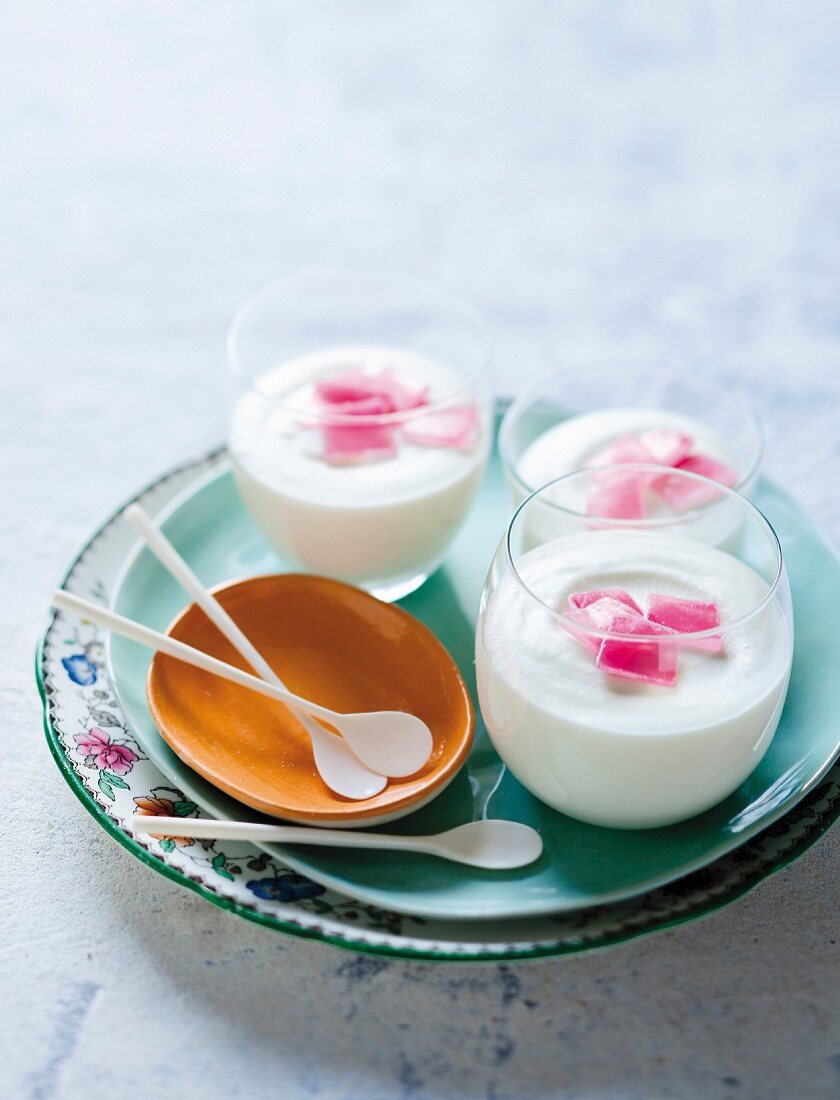 Yoghurt cream with white chocolate and Turkish Delight