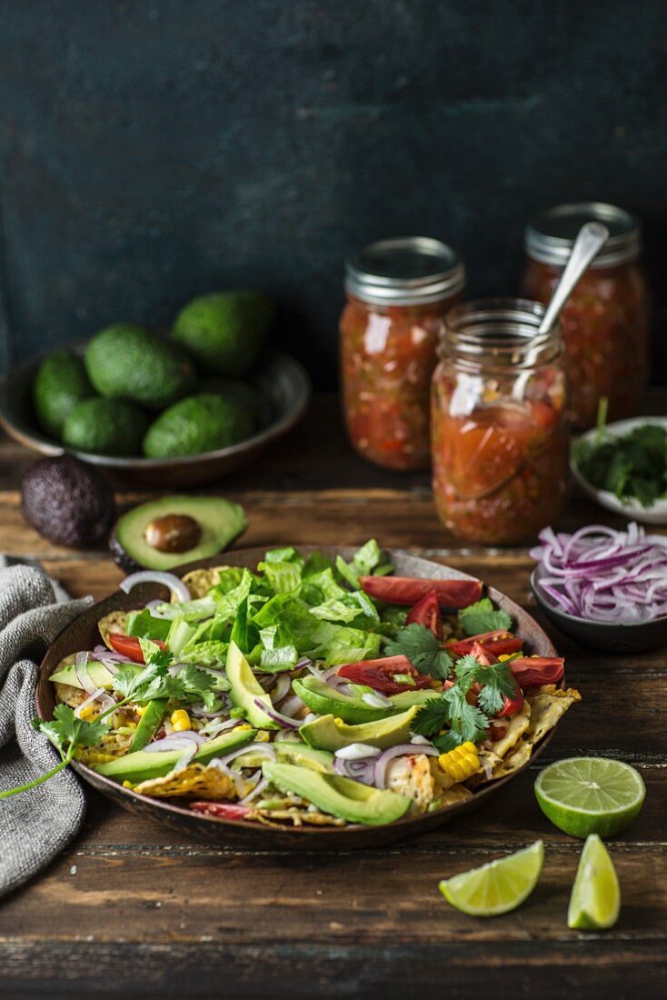 Nacho-Salat mit Avocado, Tomtaten, Mais und Zwiebeln (Mexiko)