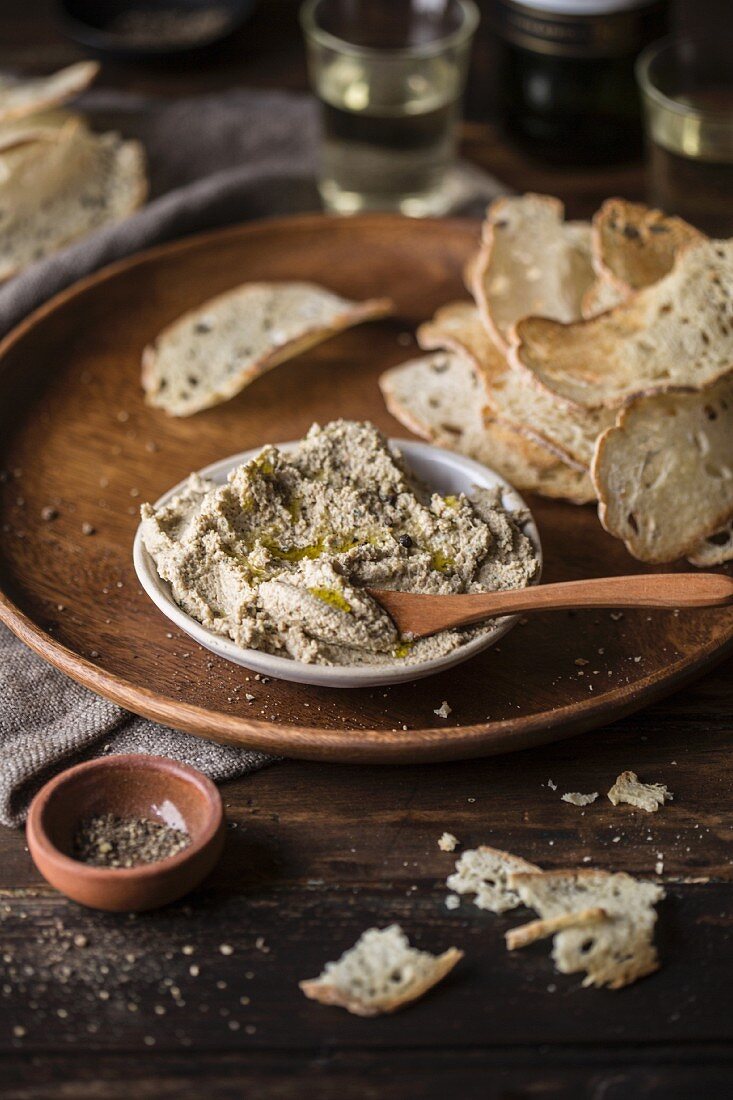 Brotchips mit Thunfischdip