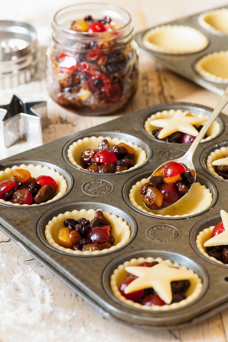 Mince Pies mit Sultaninen, Kirschen und Rosinen zubereiten