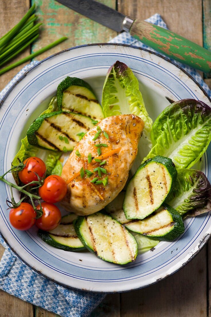 Hähnchenbrust mit Orange-Honig-Glasur auf Grillgemüse und Salatblättern