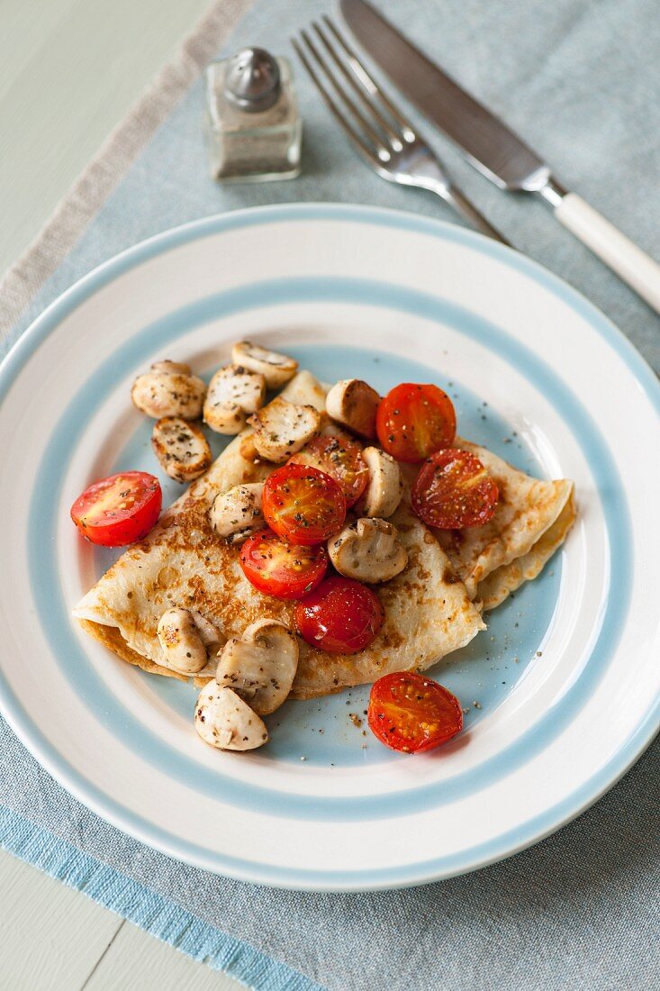 Pfannkuchen mit Kirschtomaten und Champignons