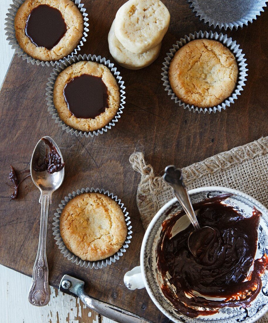Muffins, gefüllt mit Schokoladensauce
