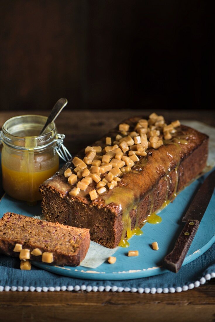 Sticky Toffee Pudding mit Karamellsauce & Toffeewürfeln (England)