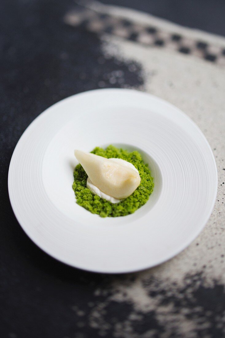 Birne mit Sauerampfer-Granita aus dem Restaurant 'Kitchen Table', London, England