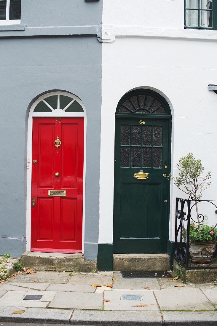 Zwei bunte Türen in Chelsea, London, England