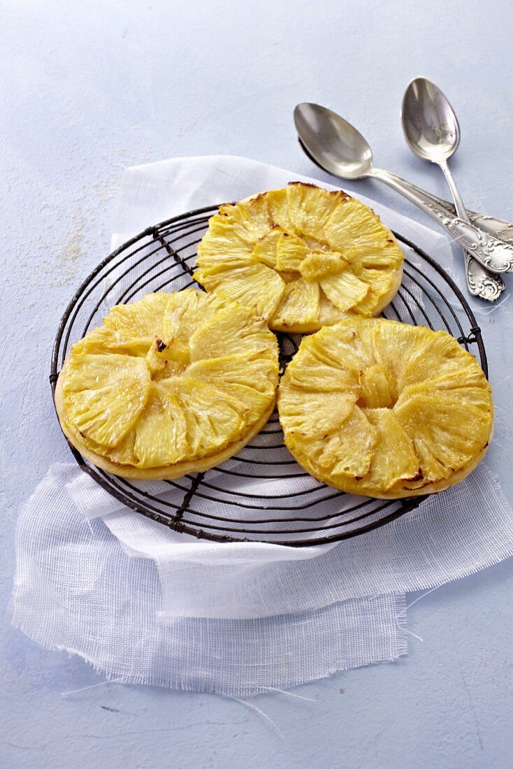 Ananas-Tartes auf Kuchengitter