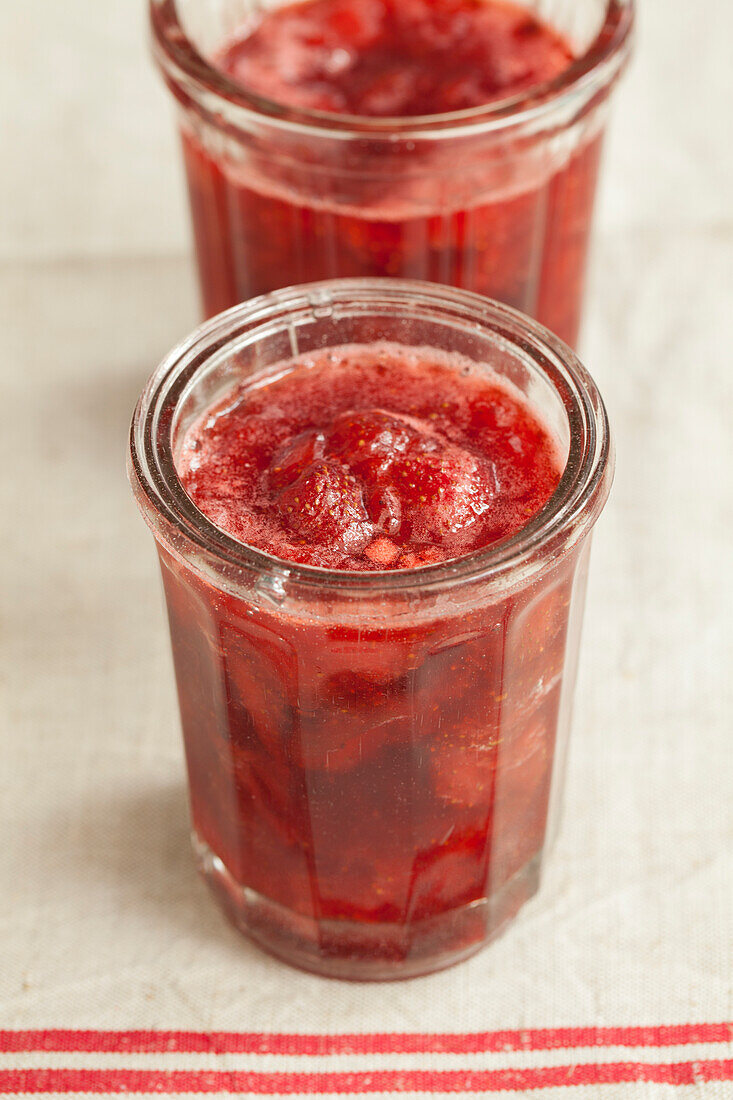 Selbstgekochte Erdbeermarmelade in Gläsern