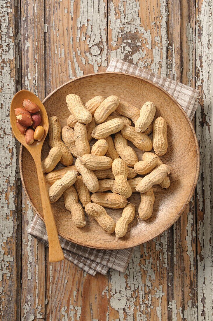 Erdnüsse auf dem Holzteller