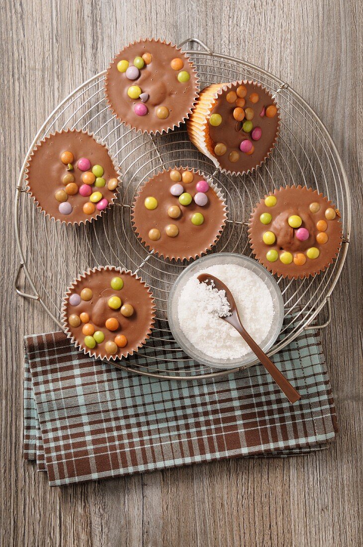 Cupcakes mit Schokoglasur und Schokolinsen