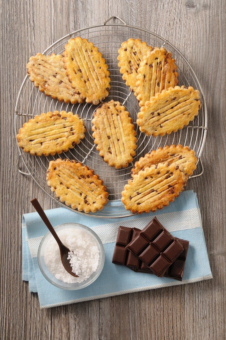 Sable biscuits with chocolate