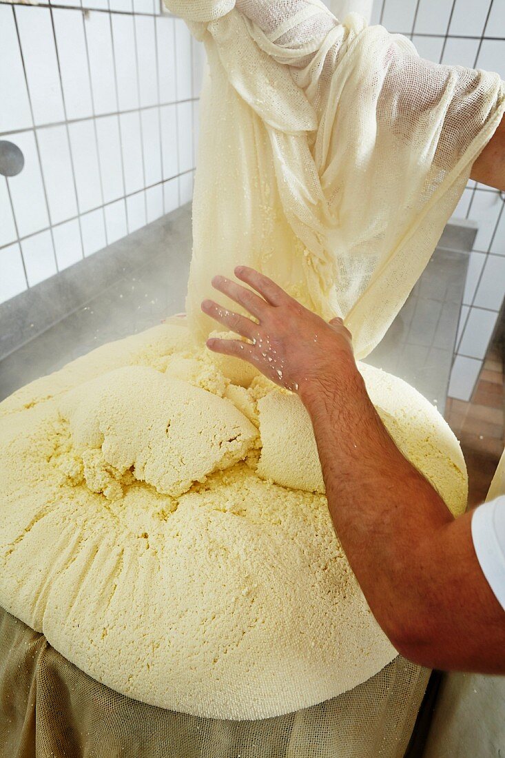 Herstellung von Bergkäse auf einer Almsennerei in Tirol