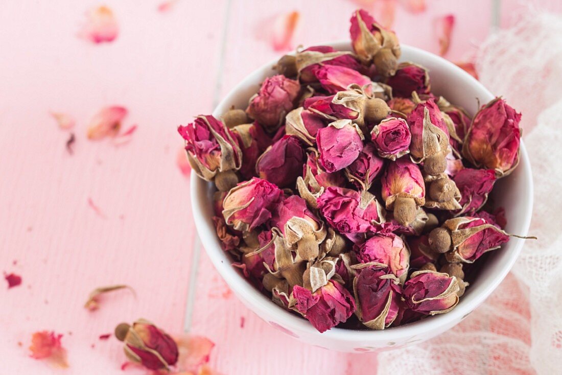Getrocknete Rosenblüten aus Marokko in einer Schale, Zutaten für Rosentee