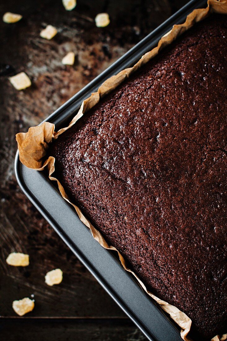 Rich gingerbread cake in a baking tin (seen from above)