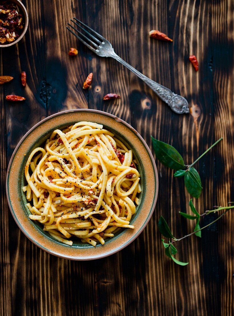 Linguine with dried tomatoes and chillis