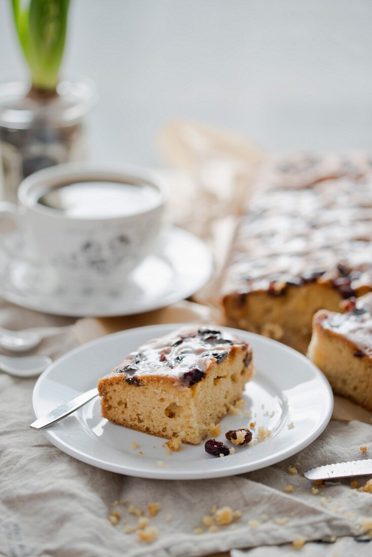 Joghurtkuchen mit Trockenfrüchten zu Ostern