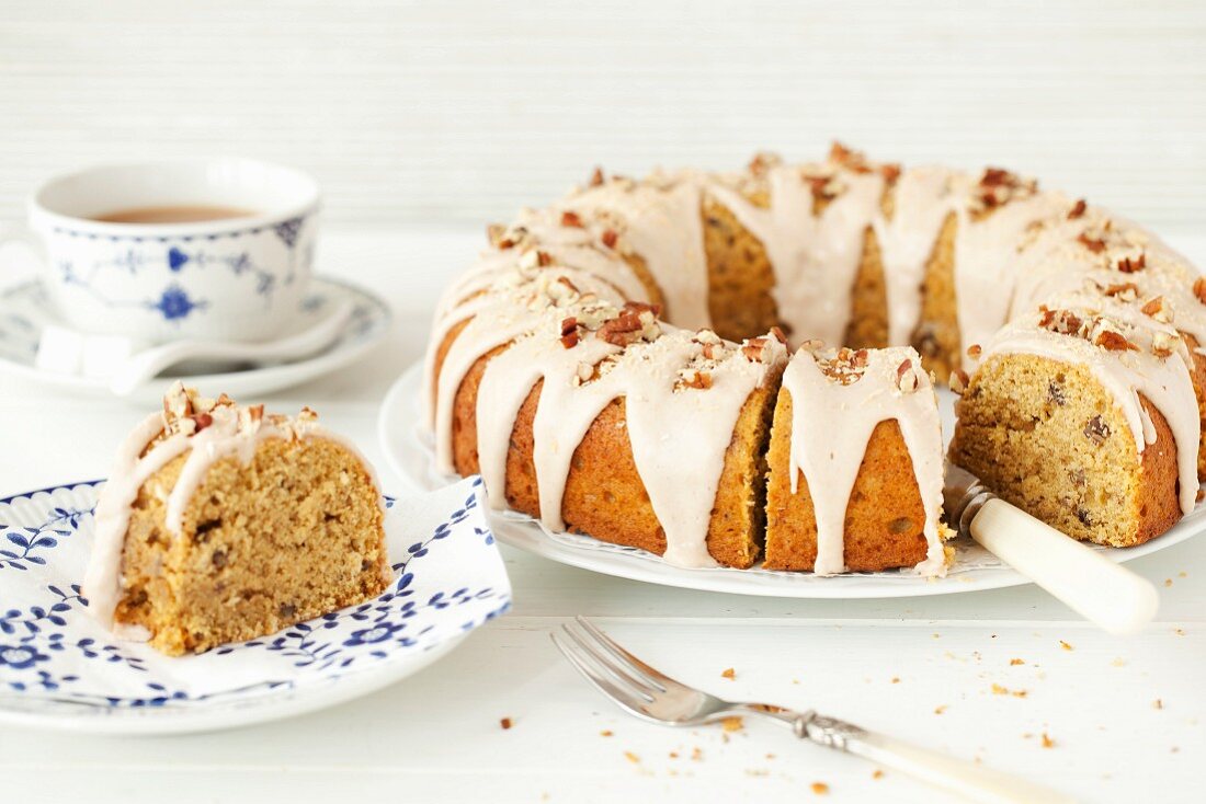 Kranzkuchen mit Pekannüssen, Kokos, Gewürzen & Zuckerglasur