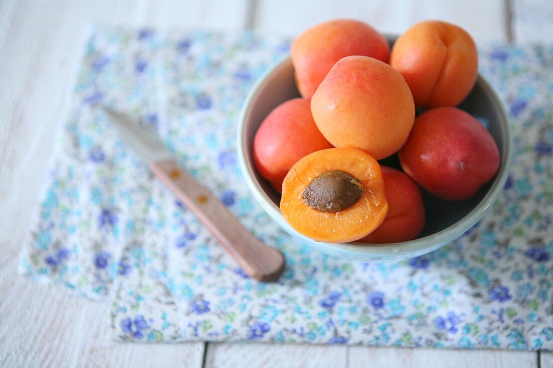 Frische Aprikosen in einer Schüssel