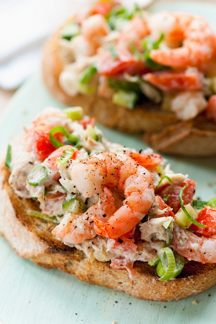 Prawn toasts with tomatoes