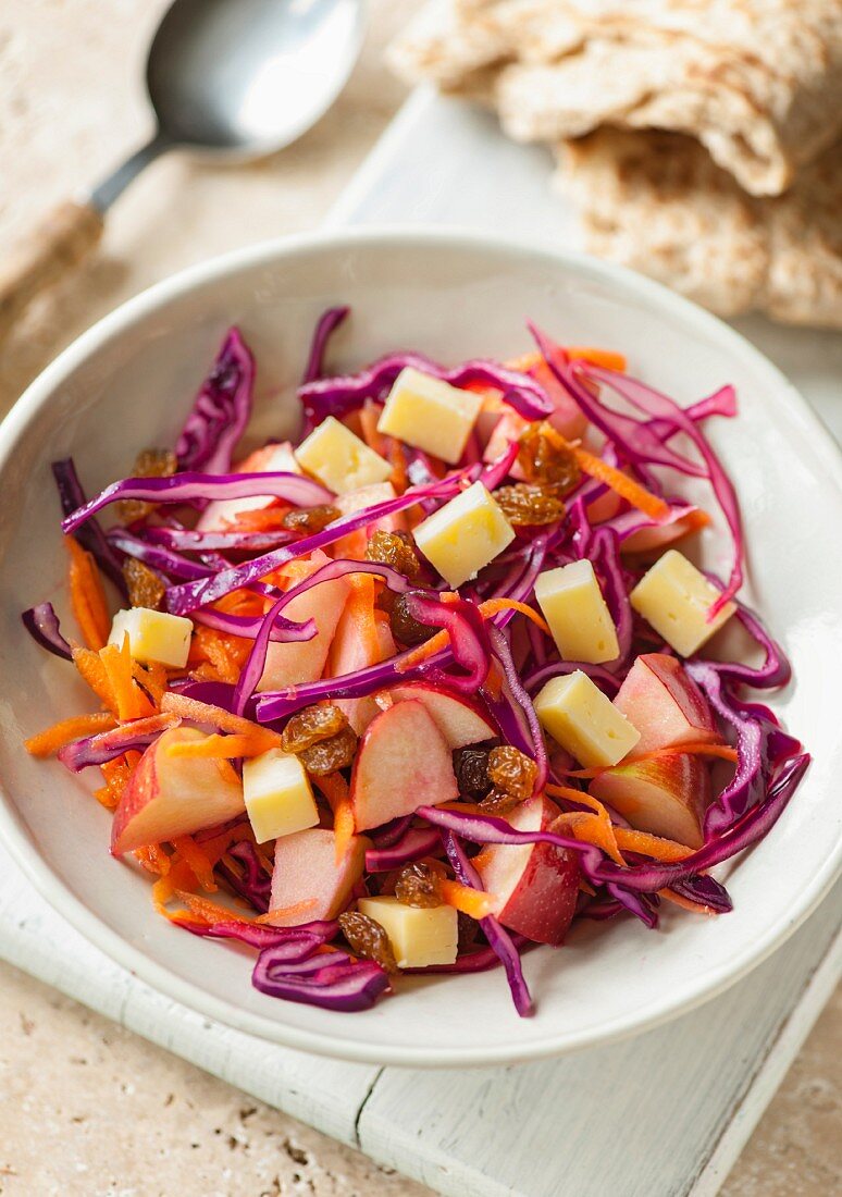 Rotkohlsalat mit Cheddar und Apfel