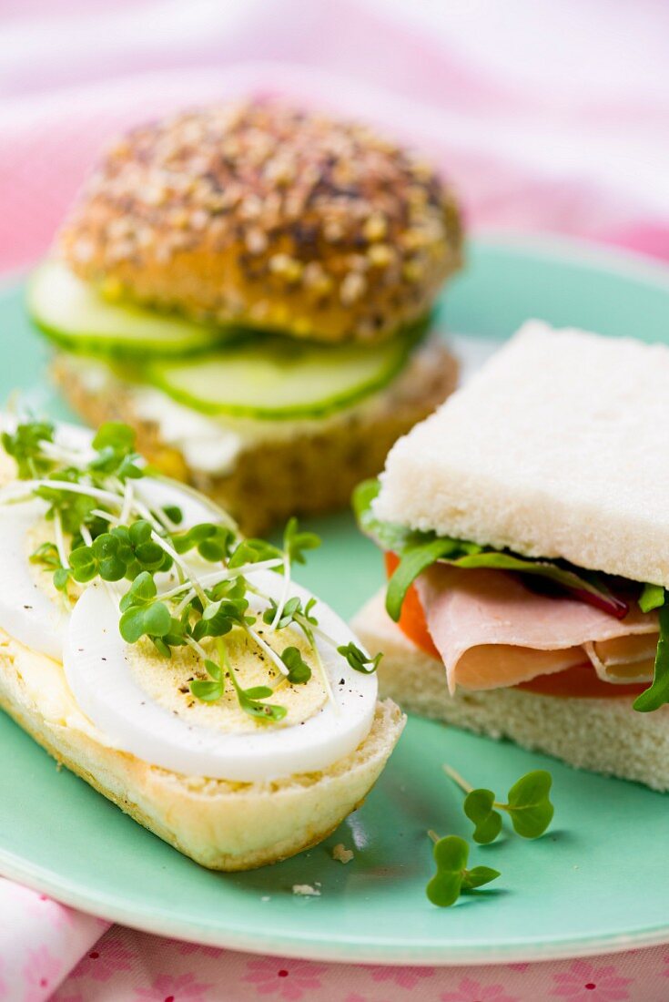 Sandwiches mit Ei und Kresse, Gurken und Schinken