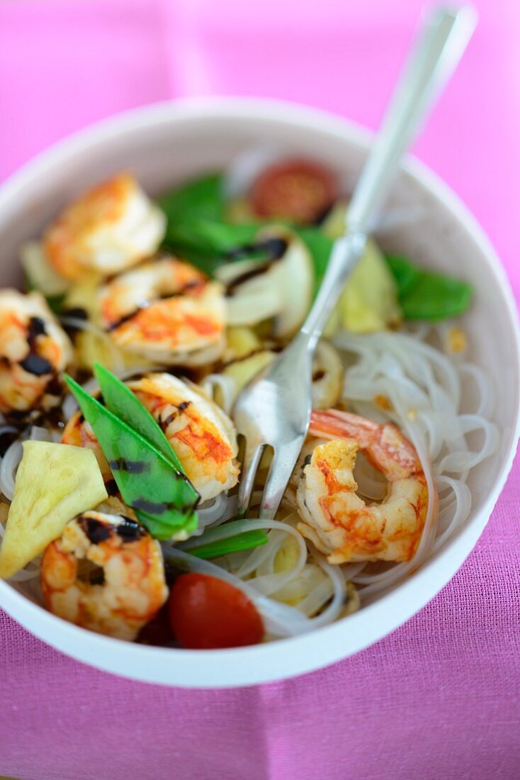 Glass noodles with prawns and mange tout (Asia)