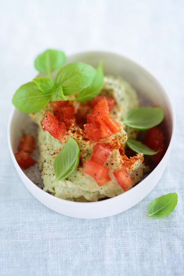 Avocadoaufstrich mit Tomaten und Basilikum