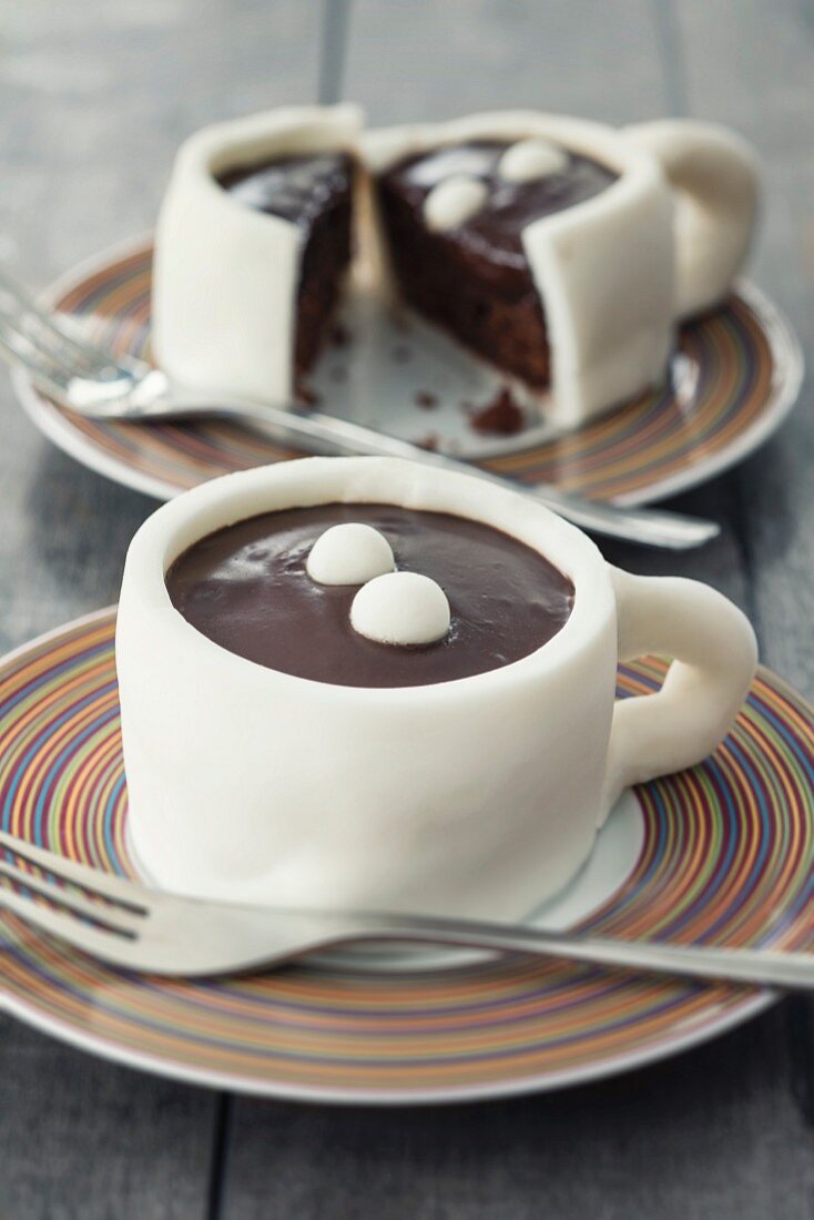 Tassen-Cupcakes mit Fondant und Schokolade