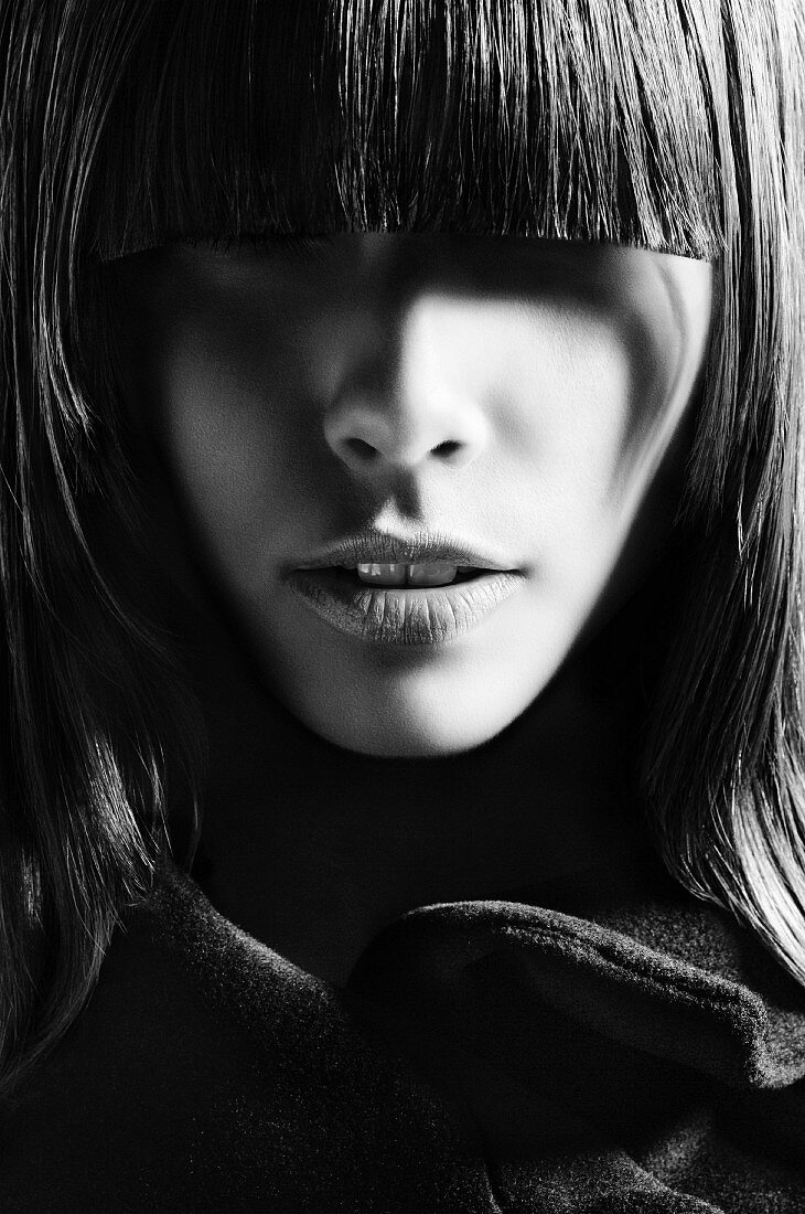 A young woman with a fringe (black-and-white shot)