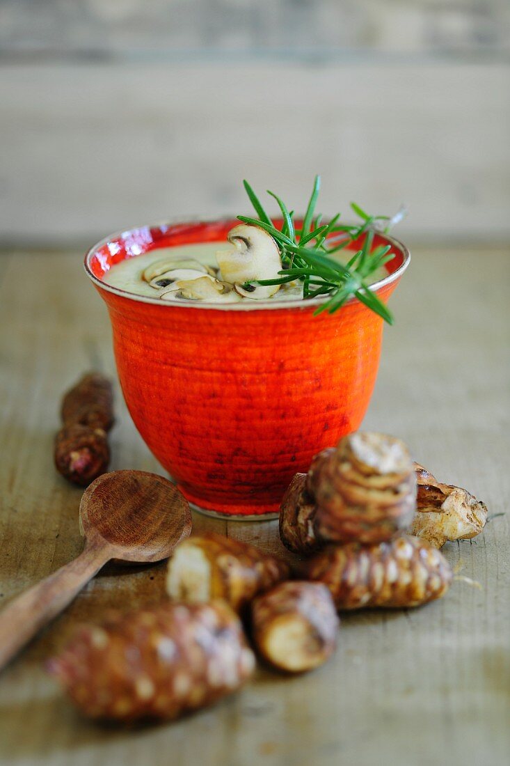 Topinamburcremesuppe mit Pilzen und Rosmarin