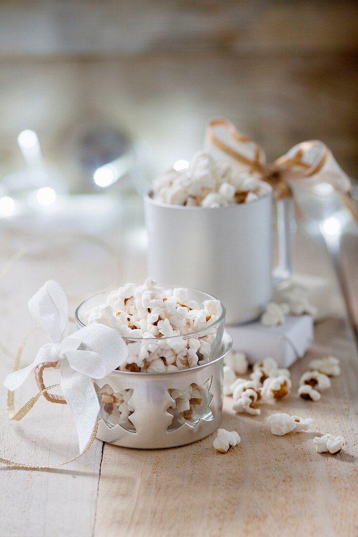 Christmas popcorn with icing sugar and cinnamon